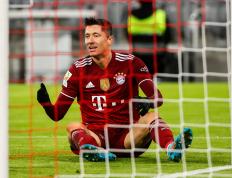 关于莱万多夫斯基在拜仁比赛中刷新纪录，夺冠引发热议！热度持续攀升的信息