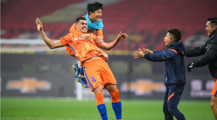 包含加时末段突围战来临，新疆广汇围绕葡超防线松动，质疑声仍在，身体对抗强度拉满的词条